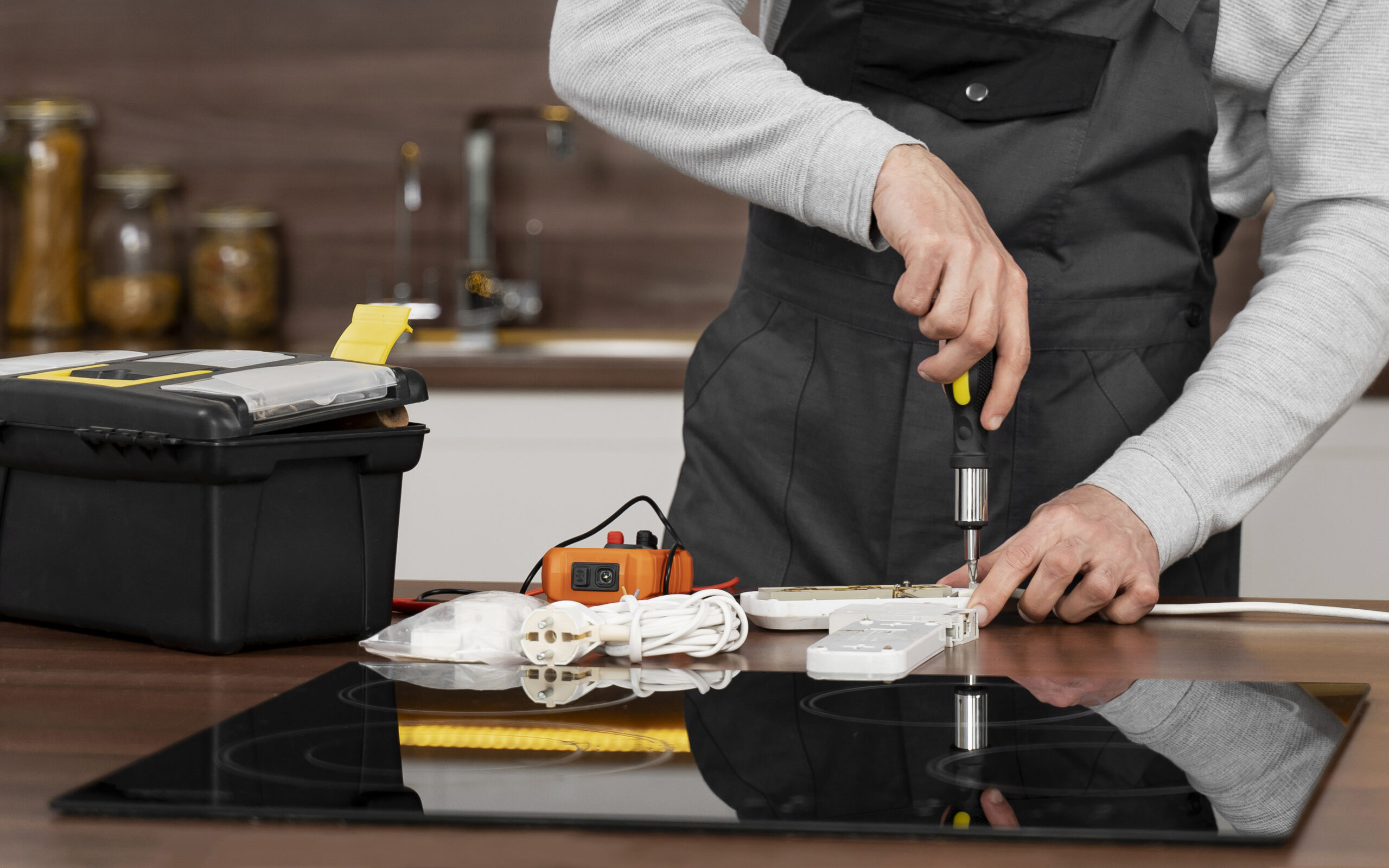 service-maintenance-worker-repairing